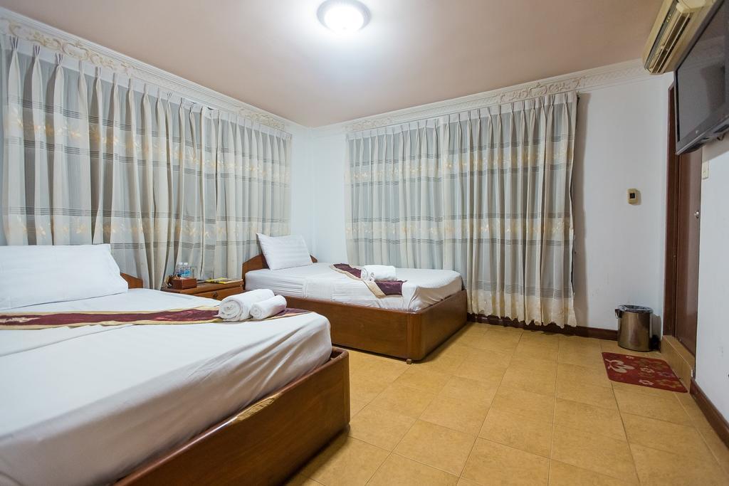 Flamingos Hotel Phnom Penh Exterior photo